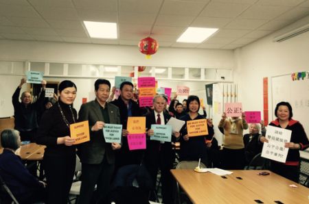 中国侨网州众议员寇顿13日在拜访布鲁克林华联会时表态支持华裔警员梁彼得。(美国《侨报》/崔国萁 摄)
