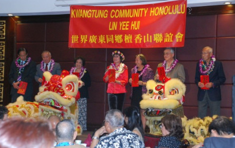 中国侨网夏威夷广东同乡联谊会新理事接福纳祥。(美国《世界日报》/陈艳群 摄)