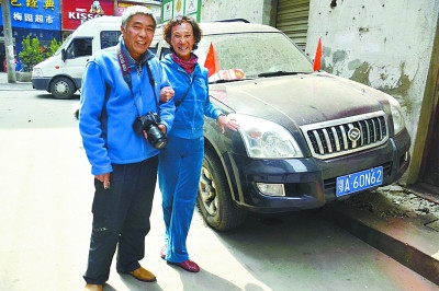 中国侨网图为陈爱武和老伴在爱车前。(杨涛 摄)