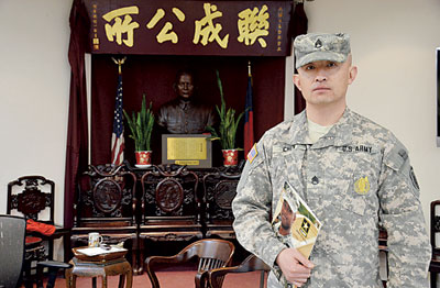 中国侨网陈彦豪在纽约联成公所宣传美国陆军“紧缺人才征兵计划”。(美国《星岛日报》)