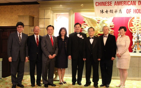 中国侨网2015年休斯敦华裔医师协会理事金维汉(右四)、施惠德(左一)、杨琇?(右一)、钟正芳(右三)、James 唐(左二)在晚会中合影。(美国《世界日报》/卢淑君 摄)