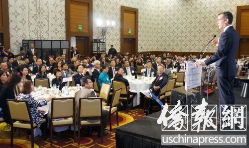 中国侨网洛杉矶市长贾希提在峰会上演讲,鼓励投资商来洛杉矶投资。(美国《侨报》/邱晨 摄)