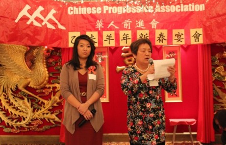 中国侨网华人前进会春宴上，共同主席汤建华（右）和许明珠（左）进行会务报告。（美国《世界日报》/刘晨懿之 摄）