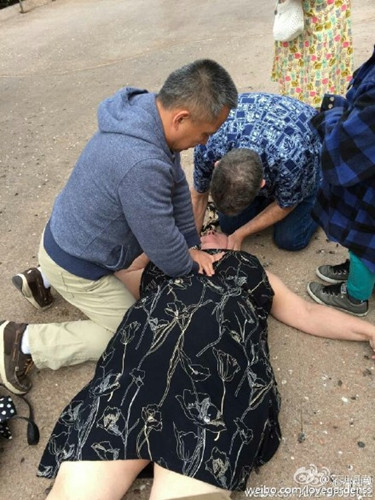 中国侨网中国游客（左）给昏迷的病人急救
