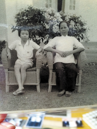 中国侨网欧阳老人的旧照片，左为李光耀女儿李玮玲（翻拍）
