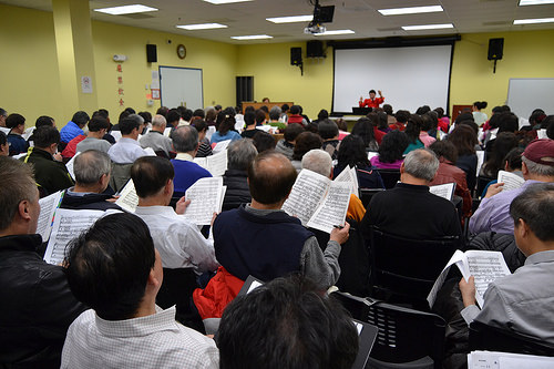 中国侨网华盛顿纪念抗日战争暨第二次世界大战胜利70周年音乐会进行首次总排练,共有超过150名合唱团团员参加,场面热络。(美国《世界日报》)