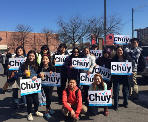 中国侨网支持加西亚的亚裔选民，日前在华埠广场为加西亚宣传造势。(美国《世界日报》/马静仪提供)