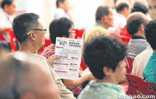 中国侨网由《联合早报》和《联合晚报》联办的“陪你看报纸”活动自去年9月启动以来,吸引了不少公众参加。(新加坡《联合早报》/档案照片)