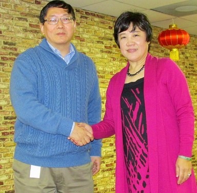 中国侨网亚特兰大湖北同乡会新会长刘志强(左)与卸任会长刘俐(右)。(美国《世界日报》/安方 摄)