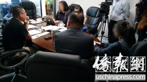 中国侨网产妇章女士正在接受媒体的联合采访。（高睿/摄）