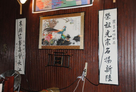 中国侨网餐厅里挂着传统中式对联。（美国《世界日报》/启铬 摄）