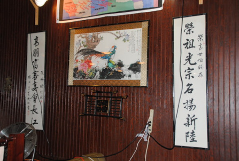 中国侨网餐厅里挂着传统中式对联。(美国《世界日报》/启铬 摄)