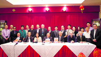 中国侨网龙永雄、方劲武(坐席右三、右四)与澳洲华人历史出版委员会成员及嘉宾合照。（澳洲《星岛日报》）