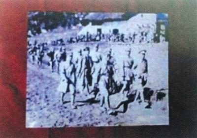 中国侨网 张发奎、薛岳、李汉魂三将领在抗日战场行军的照片(翻拍)。