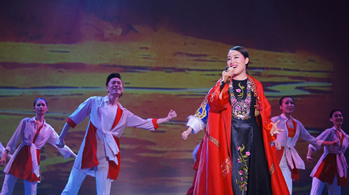中国侨网“颂和平·梦飞翔”——李雨儿美国新春音乐会在美国洛杉矶圣盖博大剧院上演。(金晓杰 摄)