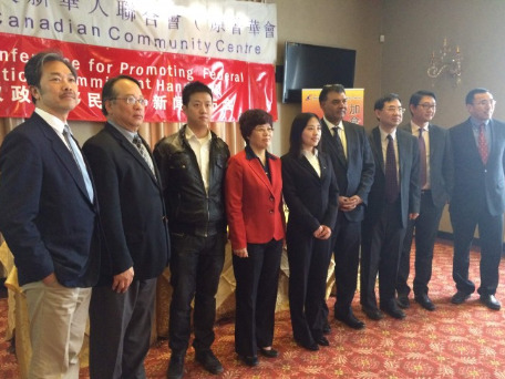 中国侨网出席7日新闻发布会的华裔候选人以及主办方成员等。（加拿大《世界日报》/费诗明 摄）