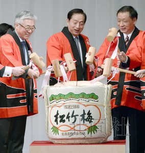 中国侨网4月11日,第7次日中韩旅游部长会议在东京举行。韩国文化体育观光部长金钟德(左起)、日本国土交通相太田昭宏、中国国家旅游局局长李金早在晚宴上打破酒桶盖庆祝。(日本共同社)