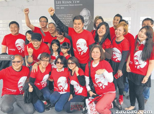 中国侨网一群参加上海“新加坡日”活动的海外新加坡人，昨天穿上特别设计的T恤，以特殊的方式缅怀已故建国总理李光耀。(新加坡《联合早报》/顾功垒 摄)