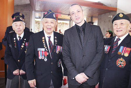 中国侨网法国驻温哥华总领事Jean-Christophe Fleury（右二）与周镜球（左二）及前来恭贺的华裔军人，包括加拿大华裔军事博物馆的创办人李悦后（右一）合照。（加拿大《明报》/张伶铢 摄）