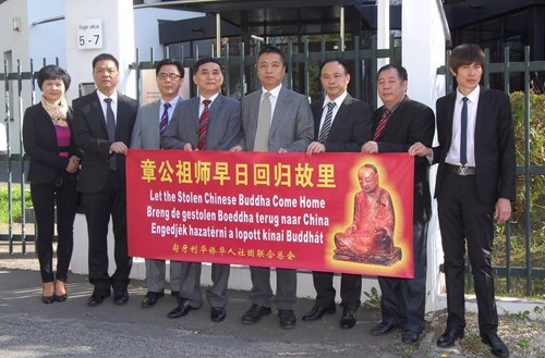 中国侨网匈华总会和侨胞代表在荷兰驻匈牙利大使馆前集会。(匈牙利欧洲华通社)