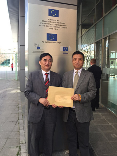 中国侨网匈华总会主席刘文建、秘书长李震向欧盟驻匈牙利代表处递交归还佛像的呼吁书。(匈牙利欧洲华通社)