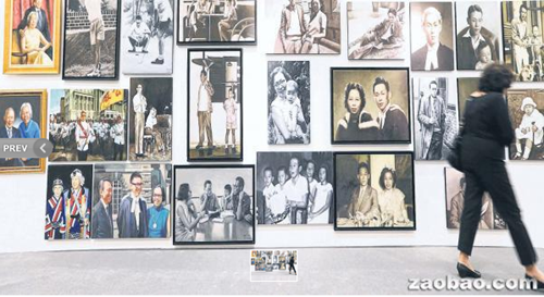 中国侨网建国总理李光耀超级粉丝蔡金发策划《新加坡故事》展览,展出300幅根据照片绘成的油画,当中约80幅以李光耀为题材。(新加坡《联合早报》/何家俊 摄)