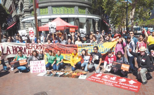 中国侨网旧金山劳工权益组织集会声援提高最低时薪。(美国《世界日报》/关文杰 摄)