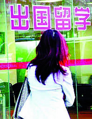 中国侨网最近一个月至少有10名大温地区的中国留学生被CBSA人员登门逮捕，甚至被“即捕即遣返”（加拿大《明报》）