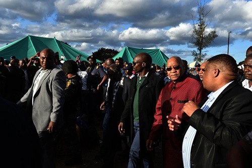 中国侨网4月18日，南非总统祖马（右二）访问位于德班的一个难民安置营地，他强调：南非不会驱赶外国人，近来发生的排外行为只是少数南非人所为。（图片来源：新华社）