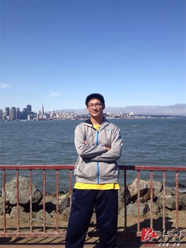 中国侨网陈烨祺在加州旧金山湾的海边
