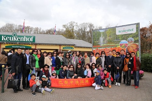 中国侨网全体成员在库肯霍夫公园前合影。（法国《欧洲时报》/孔帆 摄）