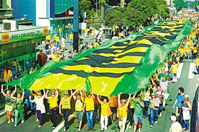 中国侨网4月12日,在巴西圣保罗,人们参加反腐游行。当日,巴西全国24个州和首都巴西利亚联邦区的民众举行大规模反腐游行,要求政府进行全面彻底改革。(新华社/美联)