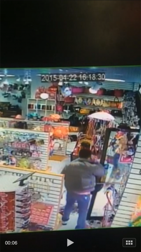 中国侨网尽管华裔店主当面阻止,两名青少年仍抢走店内的商品。(翻摄自监控视频)(美国《世界日报》)