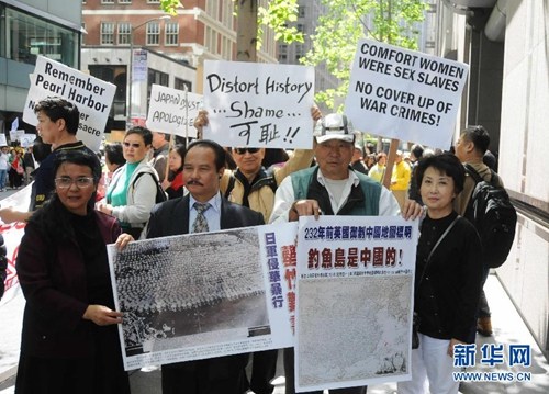 中国侨网4月28日，在美国旧金山，人们举行抗议活动，要求日本首相安倍晋三就日本二战侵略暴行道歉。
