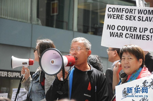 中国侨网4月28日，在美国旧金山，北加州丘珀蒂诺市副市长张昭富（中）参加抗议活动，要求日本首相安倍晋三就日本二战侵略暴行道歉。