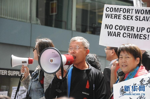 中国侨网4月28日,在美国旧金山,北加州丘珀蒂诺市副市长张昭富(中)参加抗议活动,要求日本首相安倍晋三就日本二战侵略暴行道歉。