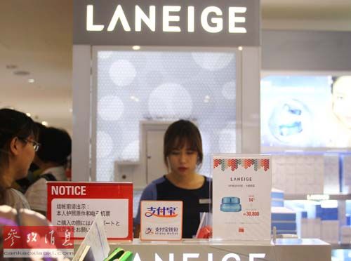 中国侨网资料图:中国游客在韩国首尔的乐天免税店里排队等待付款。新华社记者姚琪琳摄