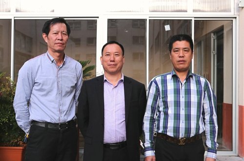 中国侨网法国金华商会会长张磊(中)、执行会长金国云(右)、常务副会长林云平一起接受了记者采访。(法国《欧洲时报》/孔帆 摄)