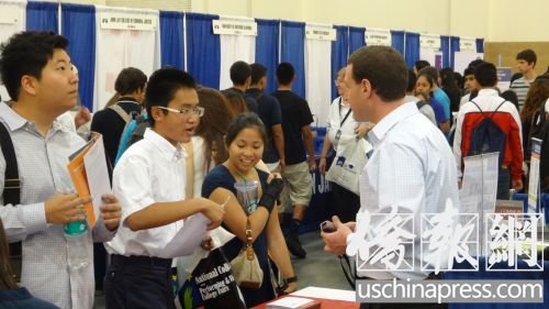 中国侨网华人高中应届毕业生在全美招生会现场。（美国《侨报》；高睿 摄）