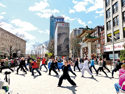 中国侨网几十人一起在华埠公园演练太极的场面，颇为壮观。（美国《星岛日报》菊子 摄）