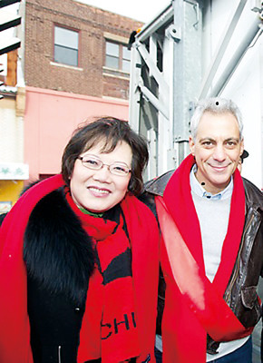 中国侨网刘红博士与芝加哥市长伊曼纽合影。（美国《星岛日报》）