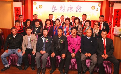 中国侨网组委会代表与村里的老人代表们合影。(法国《欧洲时报》)