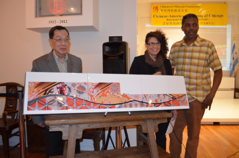 中国侨网华埠百年委员会主席陈增华(左起)、艺术家贝洛姆、威廉斯向社区代表公布华埠壁画的设计图像。(美国《世界日报》/陈嘉倩 摄)