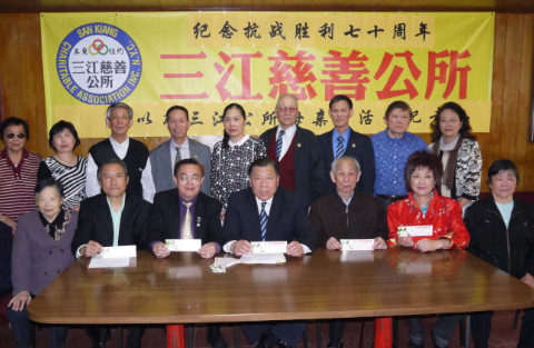 中国侨网张解胜(前排左二)、傅先清(前左三)、吴恺(前左四)宣布9日举办2015年母亲节联欢会。(美国《世界日报》/高梦梓摄)