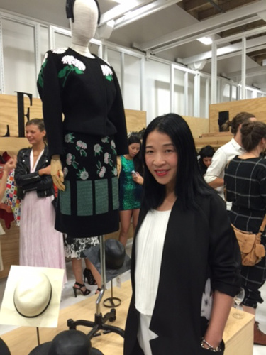 中国侨网中国设计师李鸿雁带着其设计作品，日前在洛杉矶一家时装店展示。（美国《世界日报》张宏/摄）