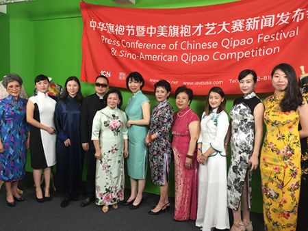 中国侨网ICN纽约侨声广播电视台台长李丰（左6）等主办和协办机构代表在记者会上。（美国《侨报》/林菁 摄）