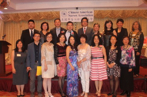 中国侨网美国华裔注册护士协会举行庆祝护士节及成立17周年晚会，向优秀的护士专业学生颁发奖学金。(美国《世界日报》/朱蕾 摄)