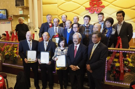 中国侨网李孟贤市长（前右二）向旧金山中华总商会董事颁发贺状。（美国《世界日报》/关文杰 摄）