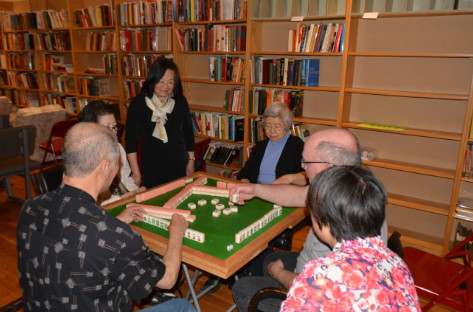 中国侨网芝加哥美洲华裔博物馆办讲座,教大家打麻将。(美国《世界日报》/陈嘉倩 摄)
