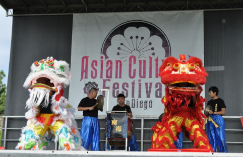 中国侨网第六届圣地牙哥亚太裔文化节特邀南海舞狮团表演，狮身灵活灵现的模样，逗得民众乐开怀。（美国《世界日报》/陈良玨 摄）